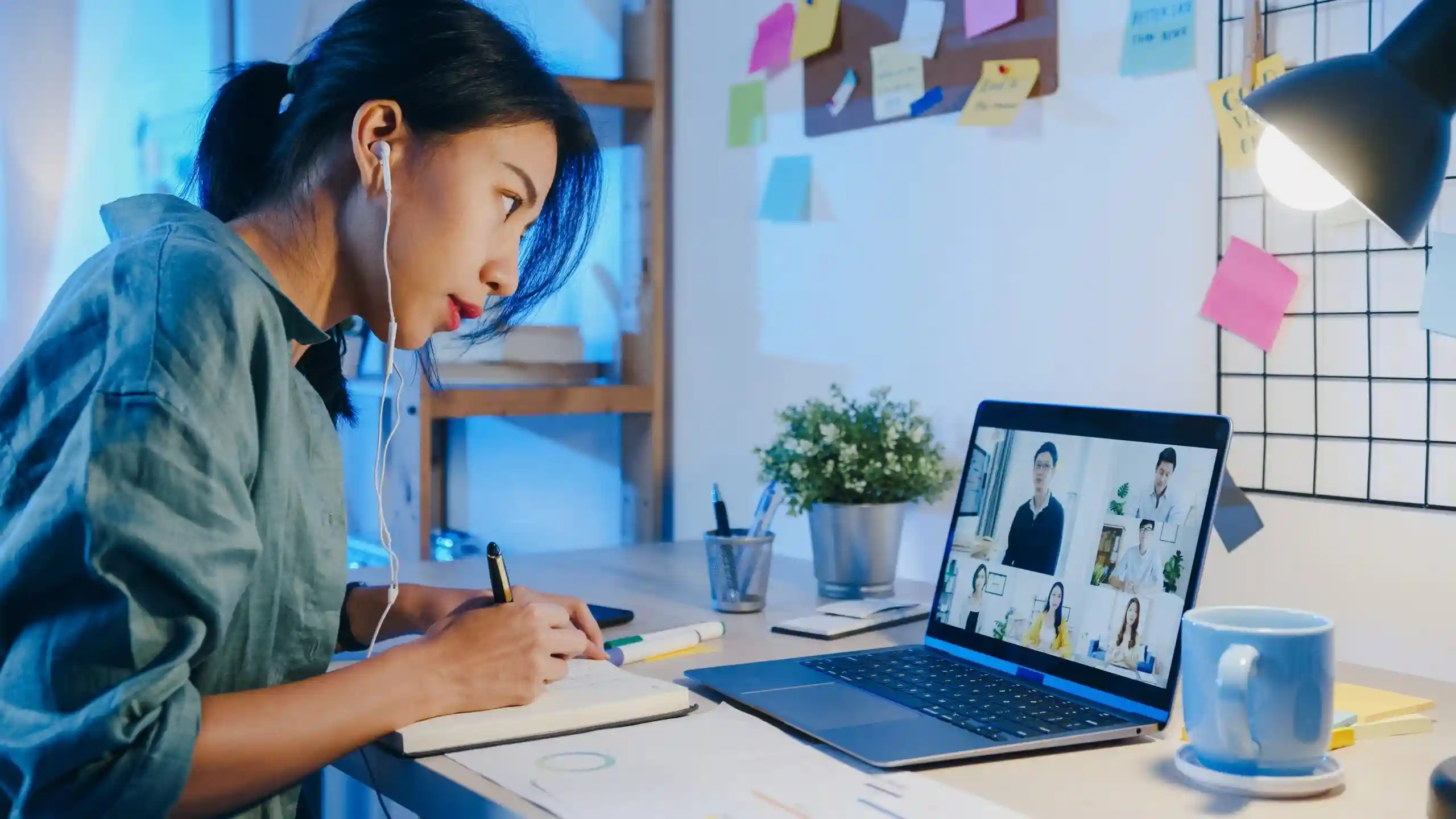 wanita pengusaha asia menggunakan laptop berbicara dengan rekan kerja tentang rencana panggilan video pertemuan ruang tamu berskala