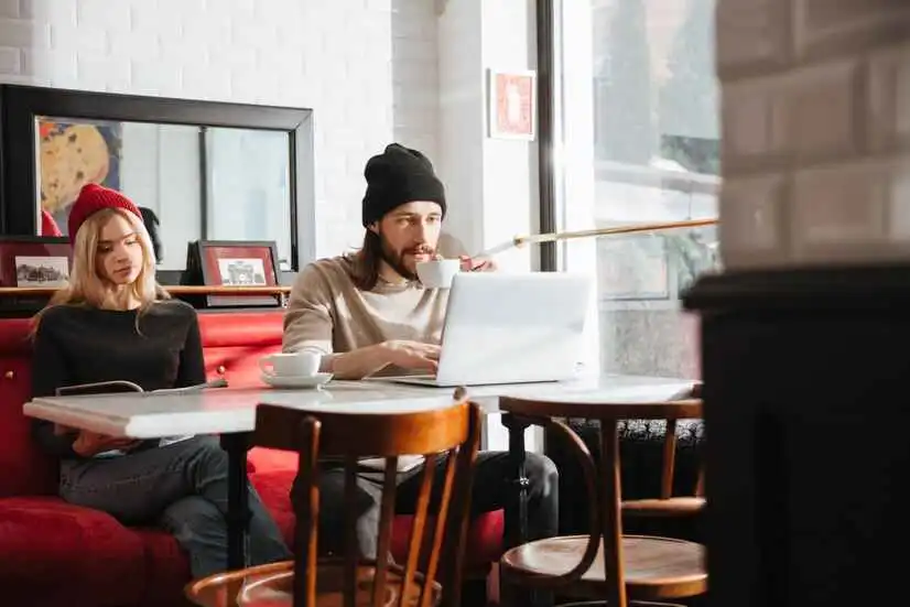 Suasana kerja produktif di coworking space Jakarta dengan fasilitas lengkap