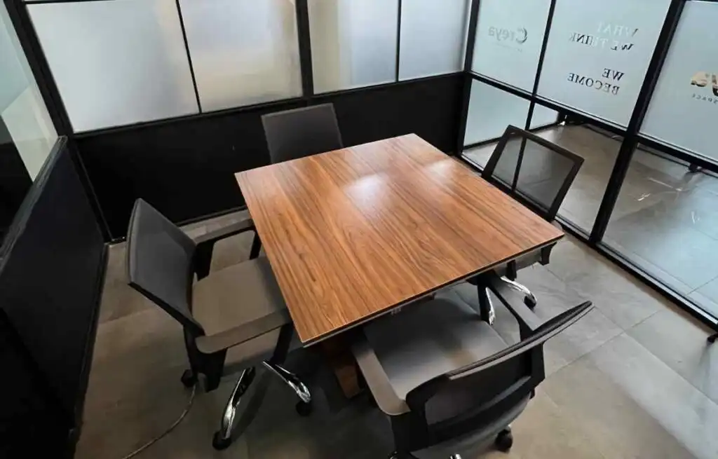 Ruang meeting Creya Coworking Space Lengkong Bandung dengan fasilitas lengkap dan interior modern.