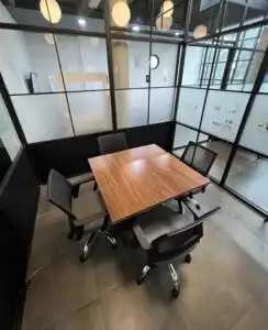 Ruang meeting Creya Coworking Space Lengkong Bandung dengan fasilitas lengkap dan interior modern.
