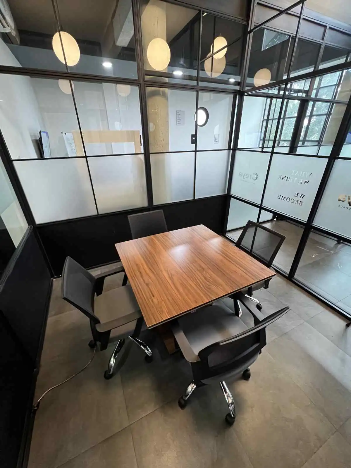 Ruang meeting Creya Coworking Space Lengkong Bandung dengan fasilitas lengkap dan interior modern.