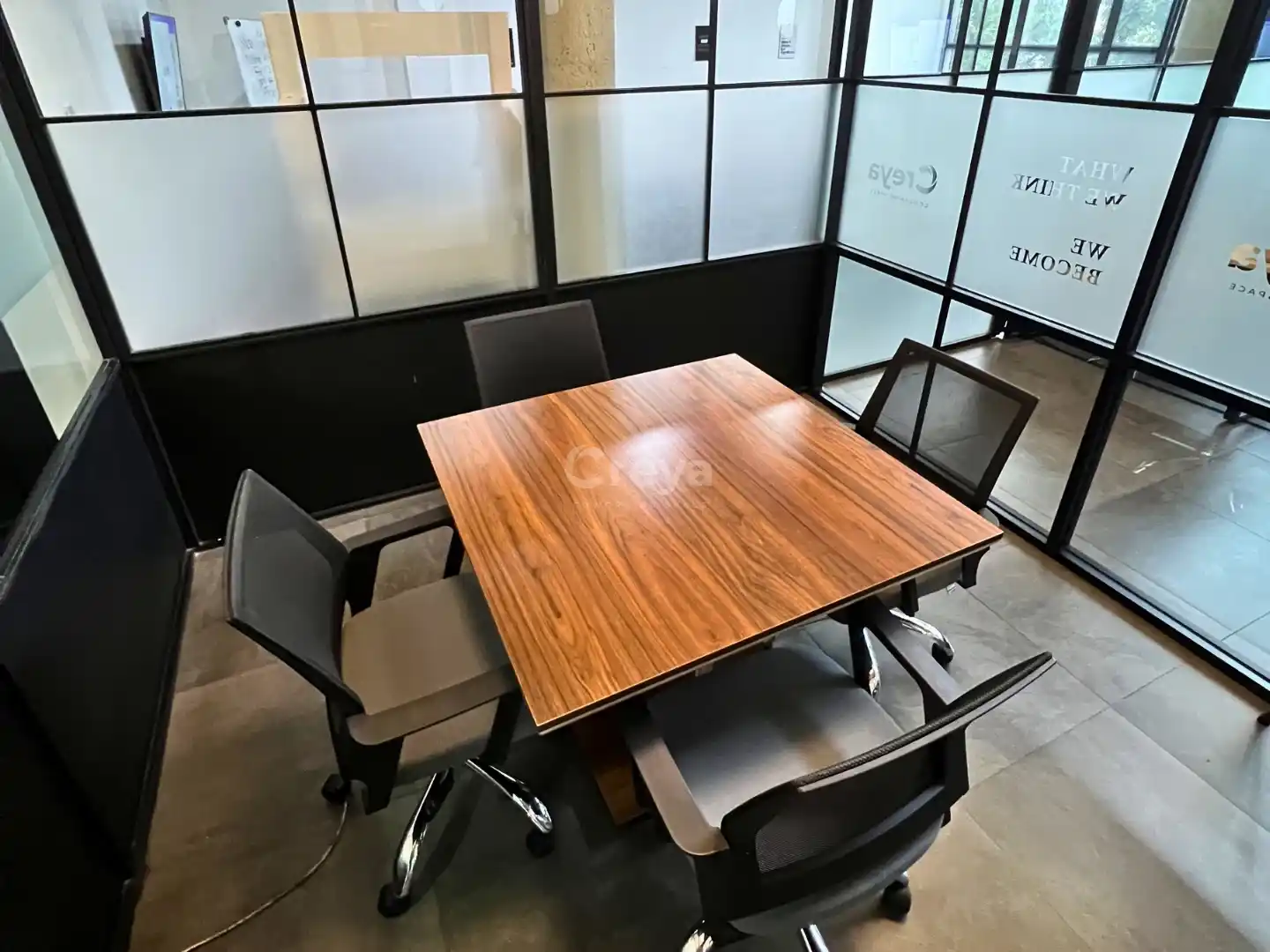 Ruang meeting Creya Coworking Space Lengkong Bandung dengan fasilitas lengkap dan interior modern.