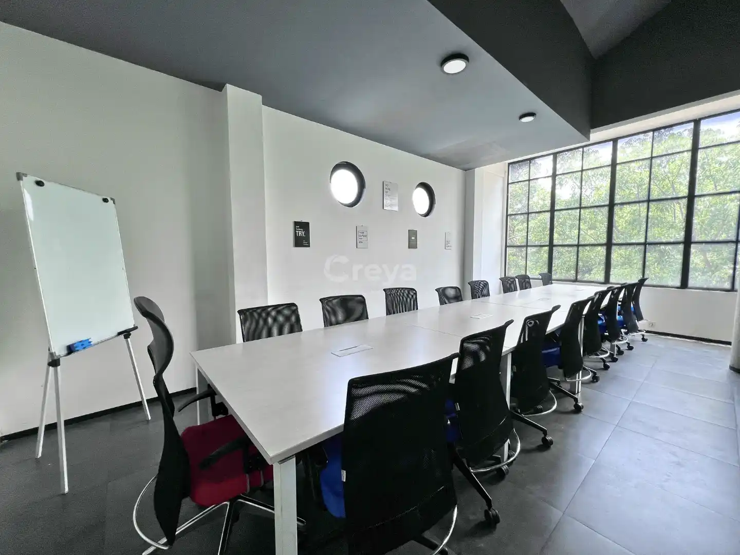 Ruang meeting Creya Coworking Space Lengkong Bandung dengan fasilitas lengkap dan interior modern.