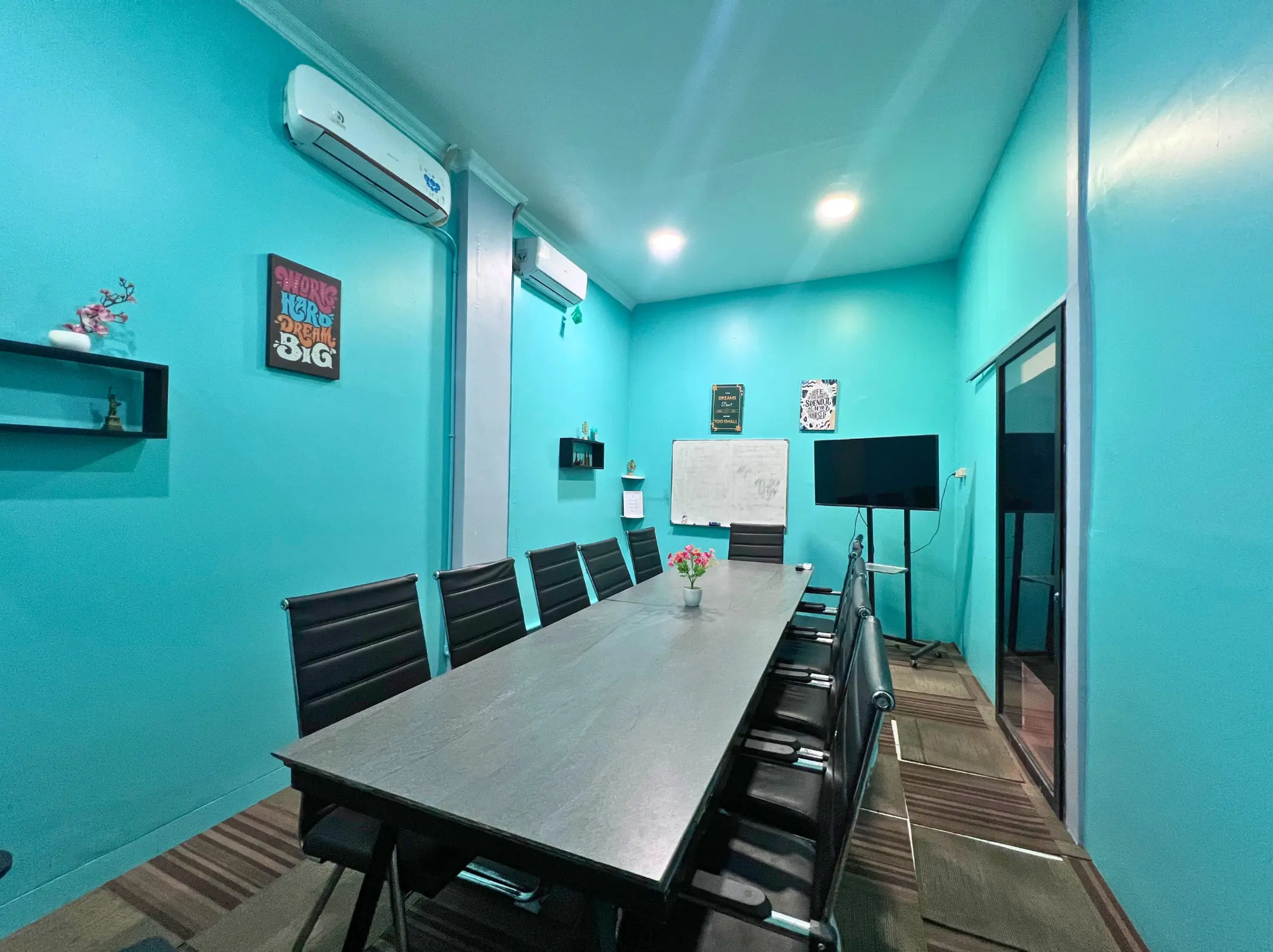 Ruang meeting dan area kerja di Creya Space